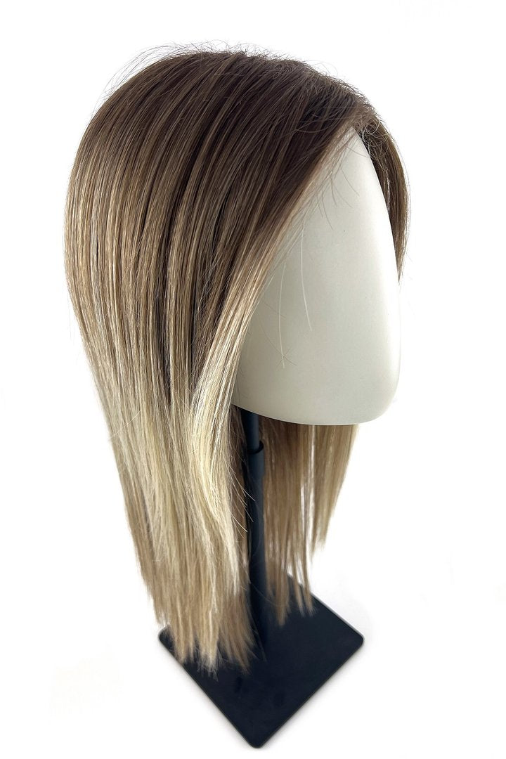 Gisela Mayer Perücke: Hi Run Extra (Lace Part) 100% High Heat Fiber-Perücke-Gisela Mayer-Sandy Blond Balayage-La Peruca